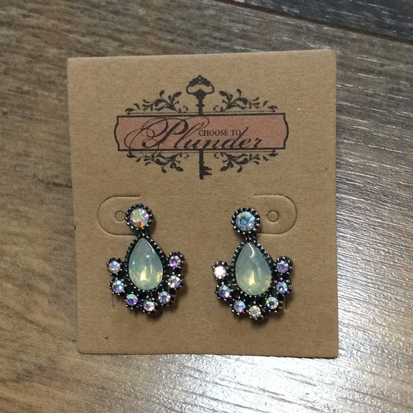 NIB Cassidy Plunder Earrings - Picture 1 of 2